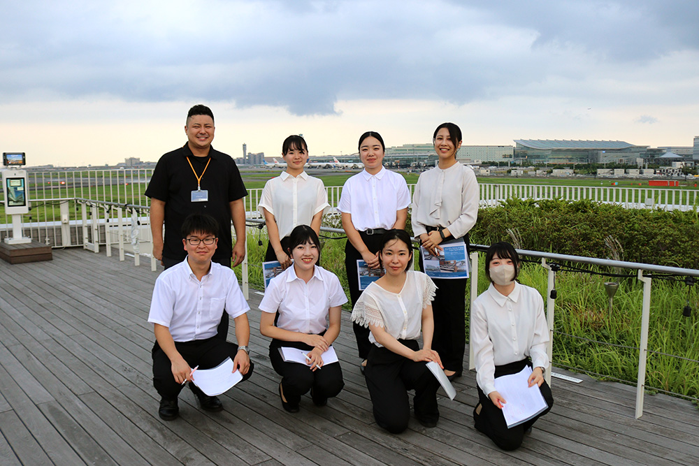 HICityの足湯スカイデッキで羽田空港を背に記念撮影